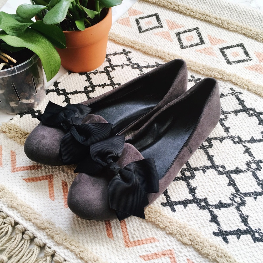 • Vera Wang Bow Toed Flats •